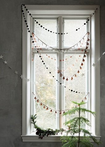 Эффектный декор окна в преддверии Нового года. 5 идей для подражания