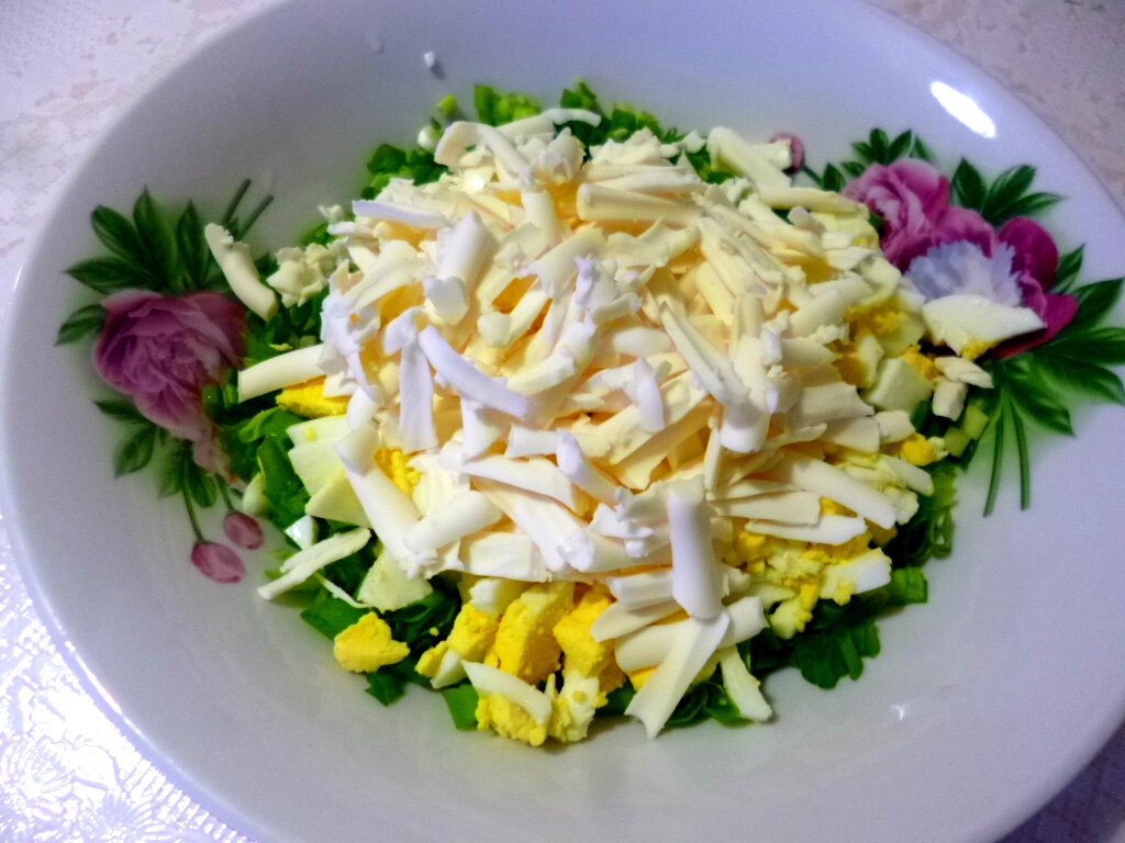 сырный салат с чесноком. салат с зелёным луком и яйцом. салат летучий голландец с кальмарами. еврейский салат с плавленным сыром и яйцом и чесноком. салат с зеленью и яйцом.