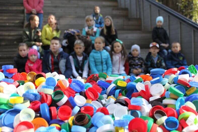 Купим бутылочку, ребенок же собирает крышки