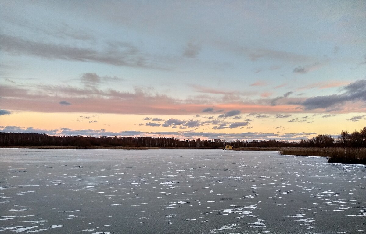 Зимний пейзаж. Вдалеке домик рыбака на воде