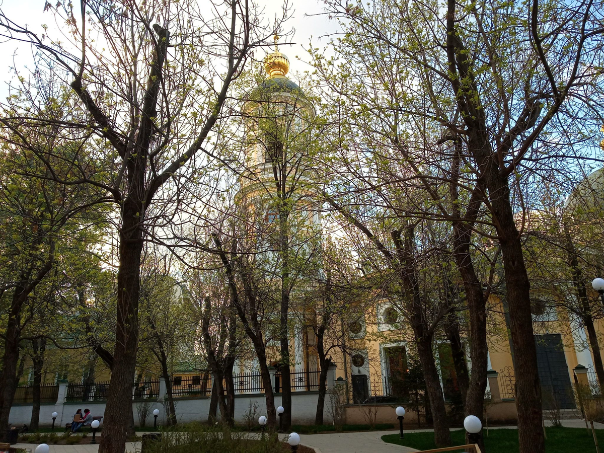 Сквер у Скорбященской церкви на Большой Ордынке. Фото автора.