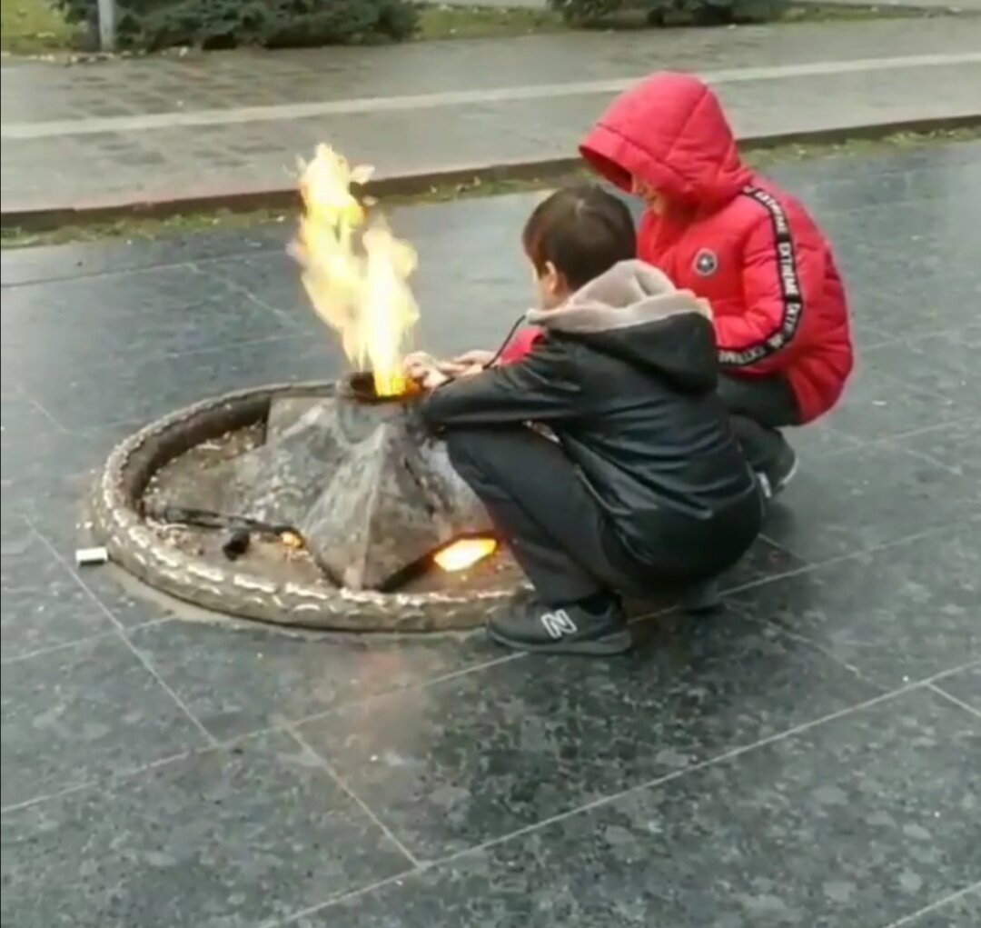 Все замечания пропускали мимо ушей, лишь смеялись и дерзили в ответ. 