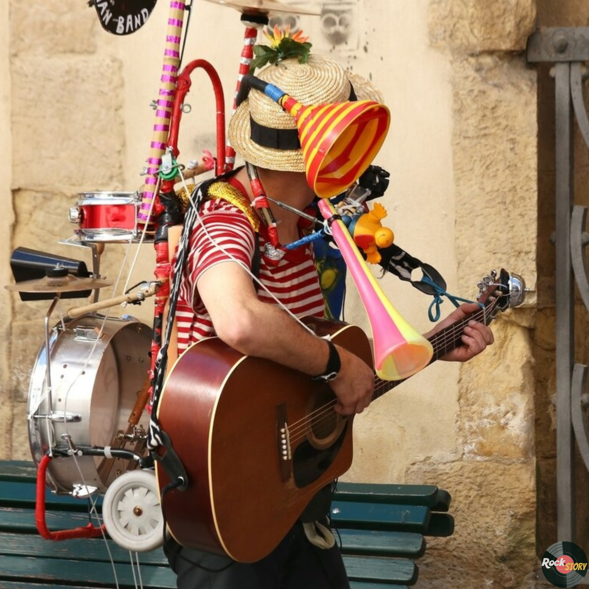На фотографии: уличный музыкант в формате A one-man band