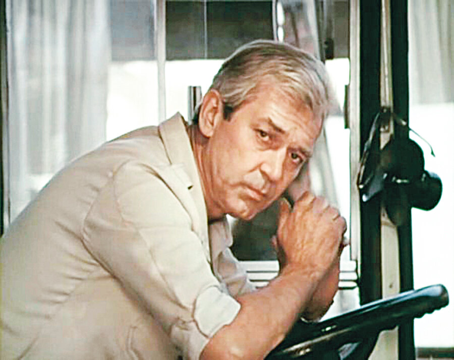 Главную роль играет народный артист СССР Виктор Тарасов.Актер белорусского театра им.Я.Колоса,сыграл множество ролей в кино.Из-за его абсолютно положительного обаяния,благородной внешности ему доставались роли революционеров,генералов,комиссаров,больших начальников.И во всех своих ролях,даже самых эпизодических он мгновенно запоминался навсегда.Роль Семена Буслаева в "Водителе автобуса" это его звездный час.Образ настоящего мужчины,настоящего советского человека.Сильного,мудрого,смелого.Которому доверяешь с первой секунды и тянешься к общению.За ним такой жизненный опыт,столько горя и несчастий,что хватило бы на несколько жизней.И  такая сила духа и характера,что лучше иметь в друзья,а то ненароком можно расшибиться об этот гранит.