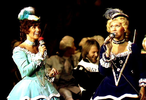 ABBA исполняет Dancing Queen во время выступления на гала-концерте в рамках свадебной церемонии короля Густава и Сильвии Сомерлат (1976). В 1993-м году они снова собрались, чтобы выступить на 50-летнем юбилее Сильвии, уже королевы.