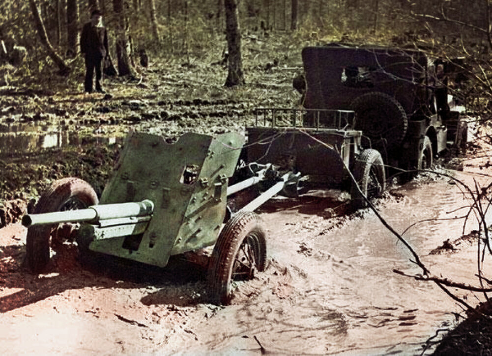 Подмосковная Кубинка, полигон ГАБТУ РККА, 1942 год. Испытания Willys как легкого тягача 45-миллиметровой пушки. Фотография использована в качестве иллюстрации.
