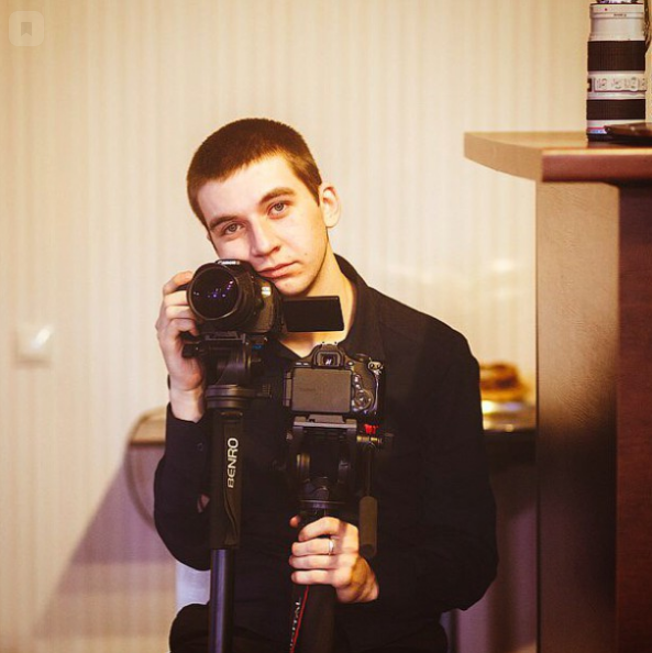 На фото не больной коронавирусом, а отработавший 12 часов видеограф.