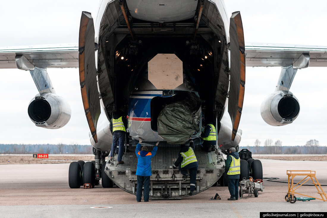 Транспортировка самолета. Грузовой самолет ил-76. Самолет ил 76 ТД. Грузовой люк ил-76. Ил-76 военно-транспортный самолёт.