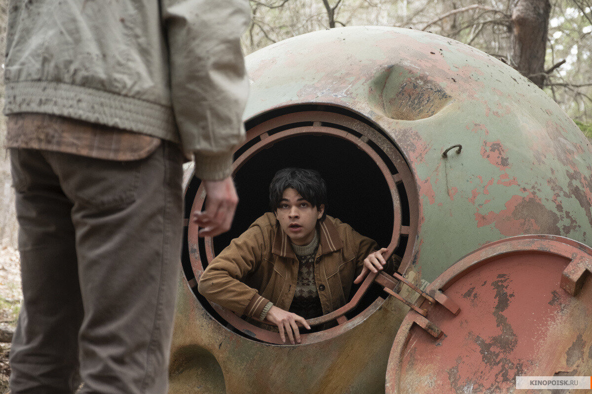 Местные высокие технологии визуально почти не отличаются от содержимого какой-нибудь свалки. Благодаря этому, сериал выглядит особенно реалистичным.