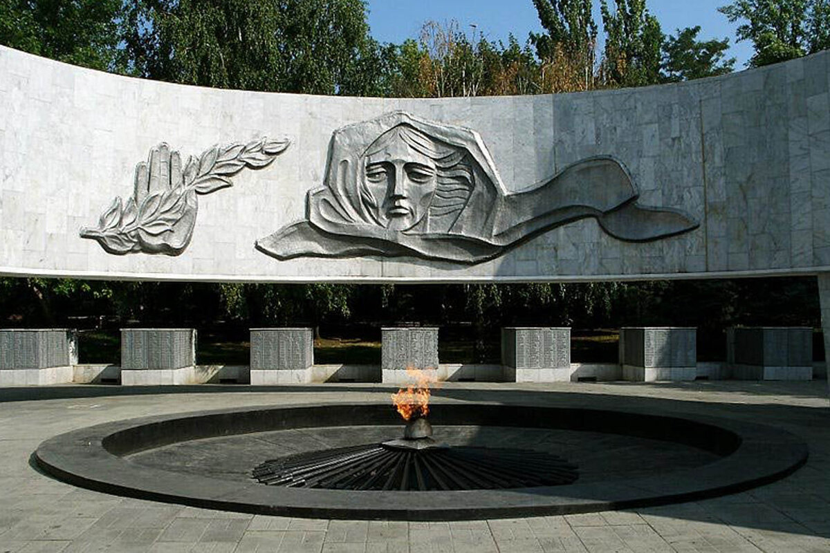 Павших 81. Мемориальный комплекс павшим воинам Ростов-на-Дону. Мемориал вечный огонь Ростов-на-Дону. Мемориал с вечным огнем в Ростове. Мемориал павшим воинам в Ростове на Дону.