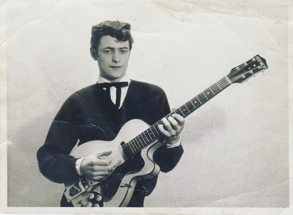 Юный Ричи с гитарой