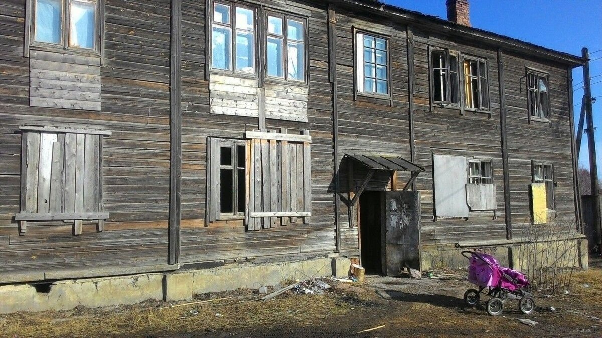 К сожалению, иногда люди вынуждены жить даже в таких домах.