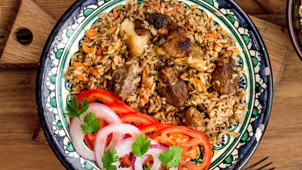 Плов занимает почётное место среди большого количества вкуснейших блюд национальной кухни Узбекистана. Готовится оно из традиционного риса и мяса – рецепт его особенный и оригинальный благодаря строгому соотношению ингредиентов и наличию натуральных специй и приправ. Плов популярен и любим во многих странах мира.