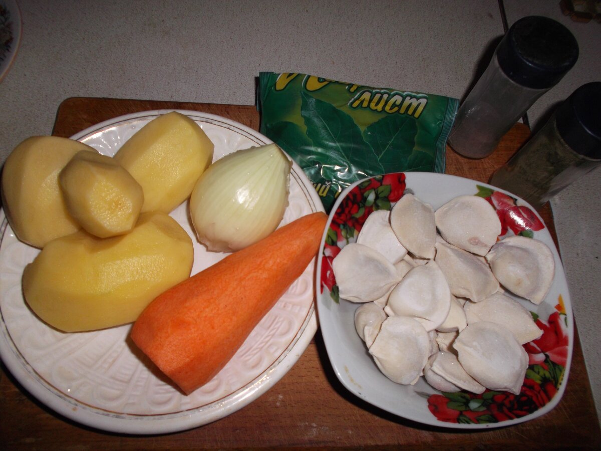 Для супа понадобятся пельмени и другие продукты
