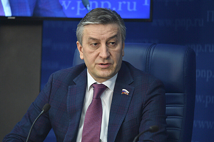 ФАРРАХОВ АЙРАТ ЗАКИЕВИЧ - своих героев нужно знать в лицо. Депутат Государственной Думы Федерального Собрания Российской Федерации VII созыва, действительный государственный советник Российской Федерации 3-го класса, доктор медицинских наук, заслуженный врач Республики Татарстан.