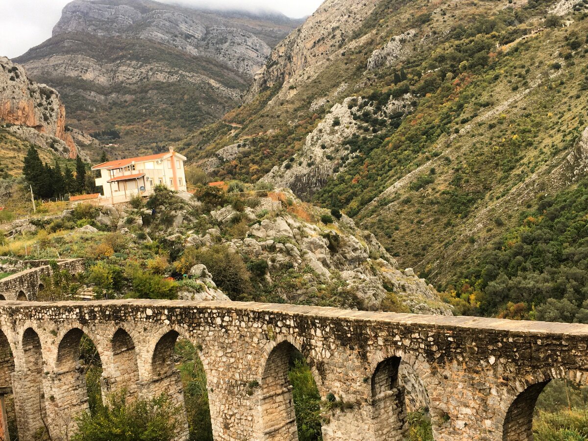 Акведук в городе Бар, Черногория