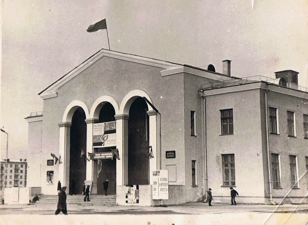 Это какой-то другой клуб, но стенд с афишей был типа как на этой фотографии