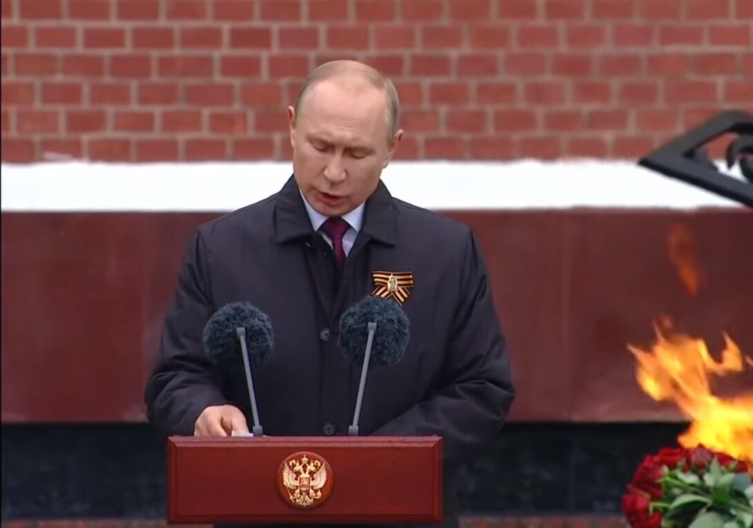 Владимир Путин возле Вечного Огня в Александровском саду.