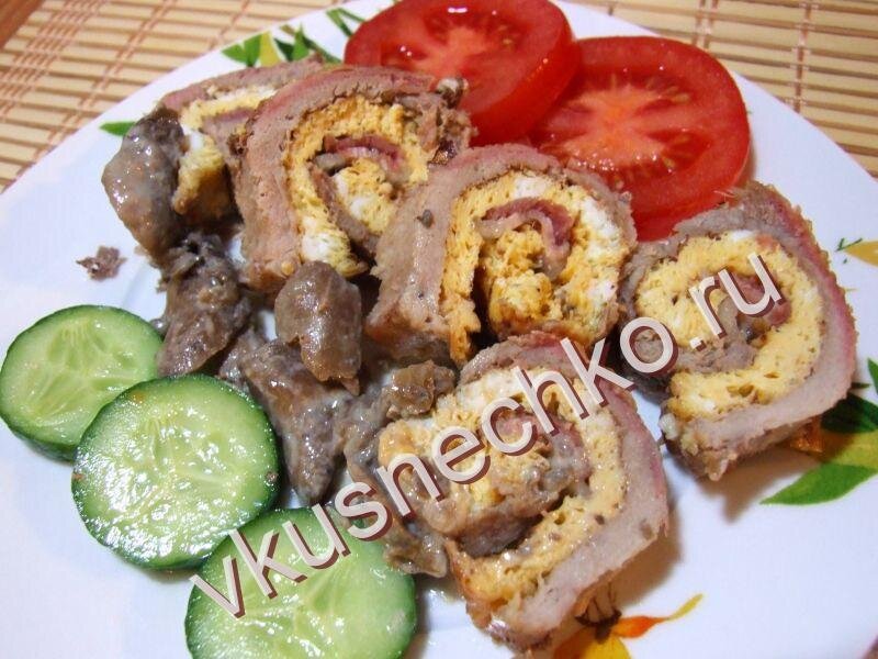 Мясные рулетики из свинины с начинкой на сковороде