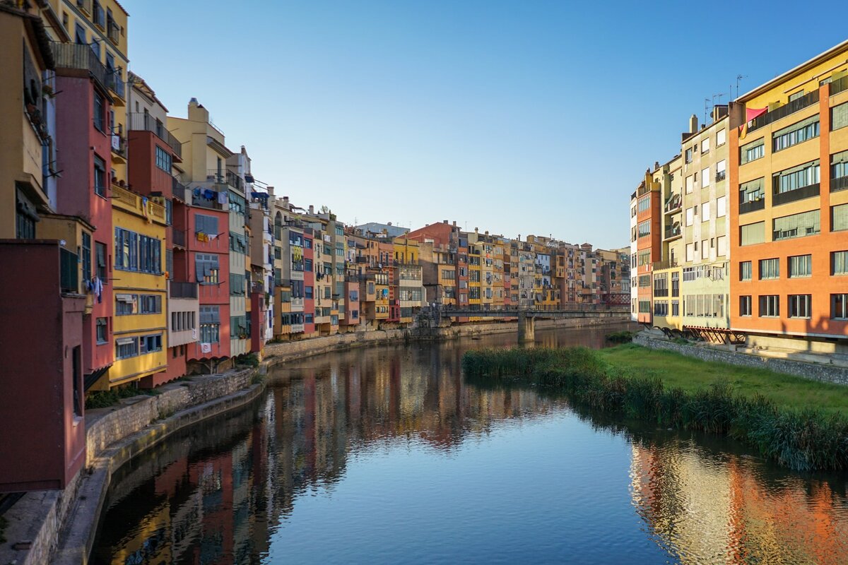 Международный город. Girona Испания Costa Brava. Частный дом, Жирона, Испания. Фотообои город Херона. Чем заняться в Жироне за один день?.