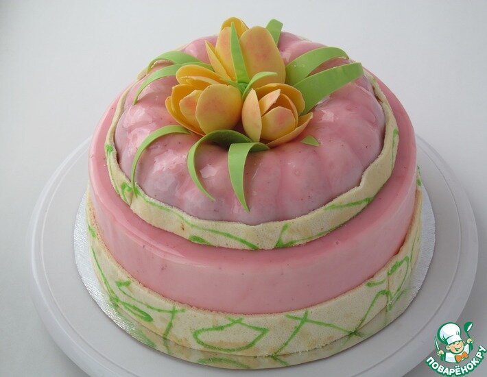 Небольшой мастер-класс по сборке и декорированию муссового торта. Вкусный, легкий и нежный торт с шифоновым бисквитом, клубничным желе и сливочным муссом на белом шоколаде, покрытый зеркальной глазурью и украшенный бортовым бисквитом и шоколадными цветами.