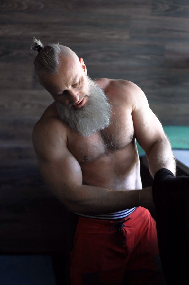 Хороший фитнес-тренер – это уже нечто большее, чем просто человек, контролирующий правильное выполнение упражнений и составляющий план тренировок. Сегодня, чтобы фитнес-программа реально приносила пользу здоровью и была эффективной, тренер должен в себе сочетать несколько умений: •	Диетолога. Метаболизм у всех разный и рассеянный один на всех рацион – признак не самого лучшего руководителя;
•	Врача, эндокринолога. Чтобы понимать, влияет ли на ваш тонус пониженный ТТГ, не опасно ли с вашей язвой в анамнезе перегружать брюшные мышцы;
•	Психолога, который умеет мотивировать, поддержать в любой, не только спортивной ситуации;
•	Травматолог, реабилитолог.
Все это уже как-то и не назовешь просто фитнес-тренером. Вот Body Partner уже звучит получше. Что скажете? Давайте порассуждаем!!! А еще надо разбираться во всем этом разнообразии приложений, чтобы на карантине, была возможность прописать клиенту тренировки на дому.
