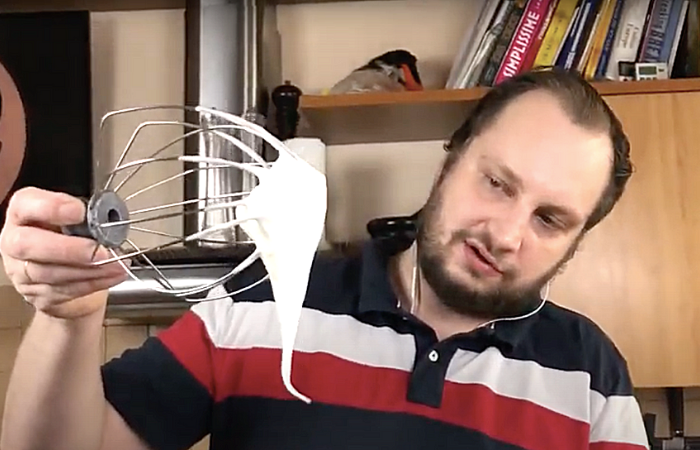 взбейте белки до мягких пиков