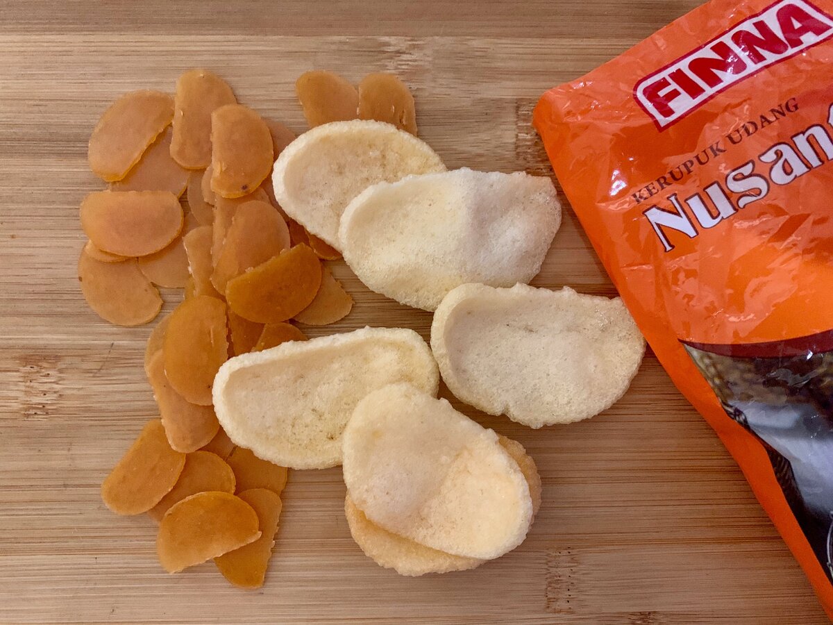 Крупук в "сыром" виде и в готовом виде. Фото автора.