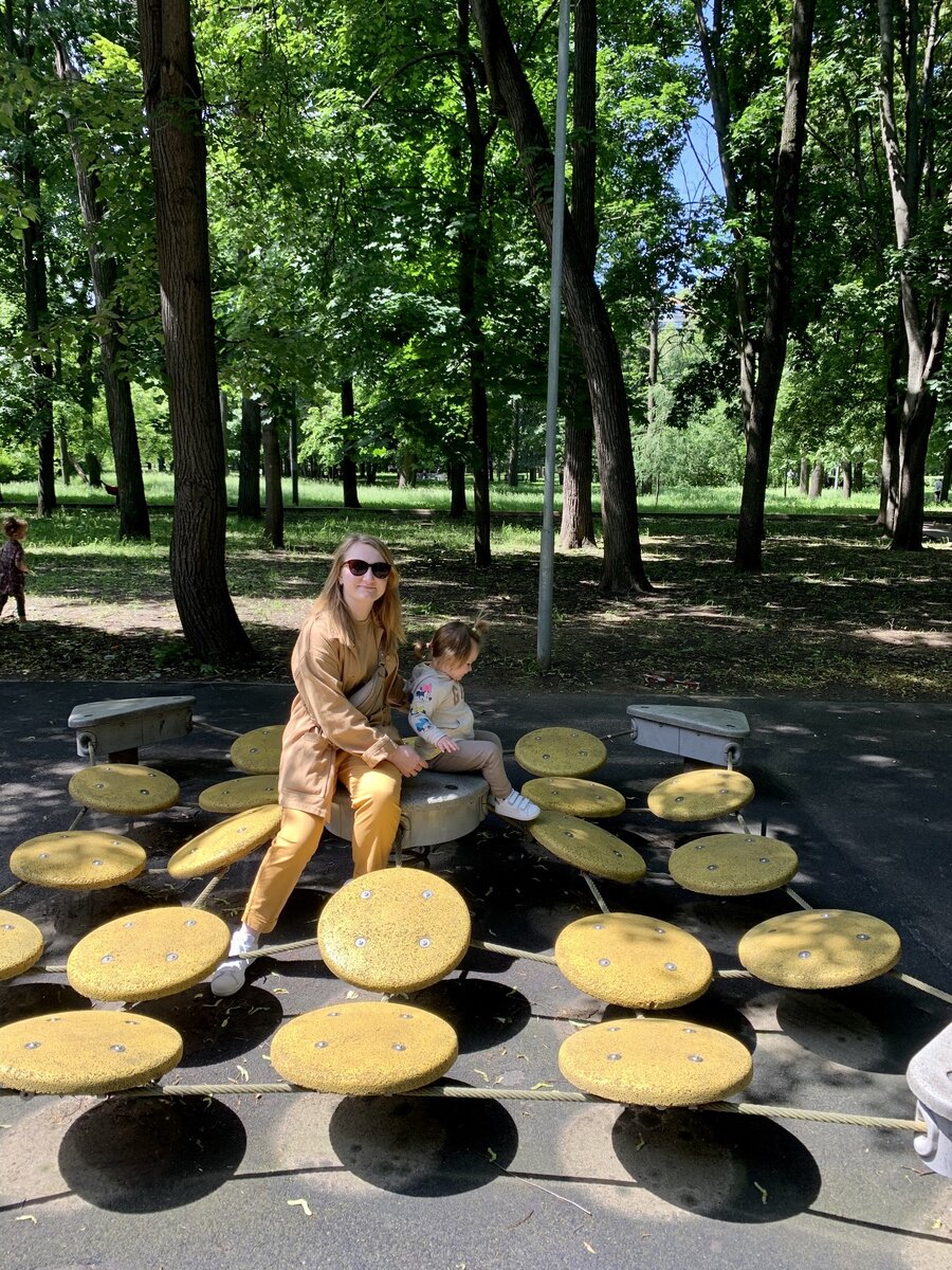 Детская площадка в этом парке