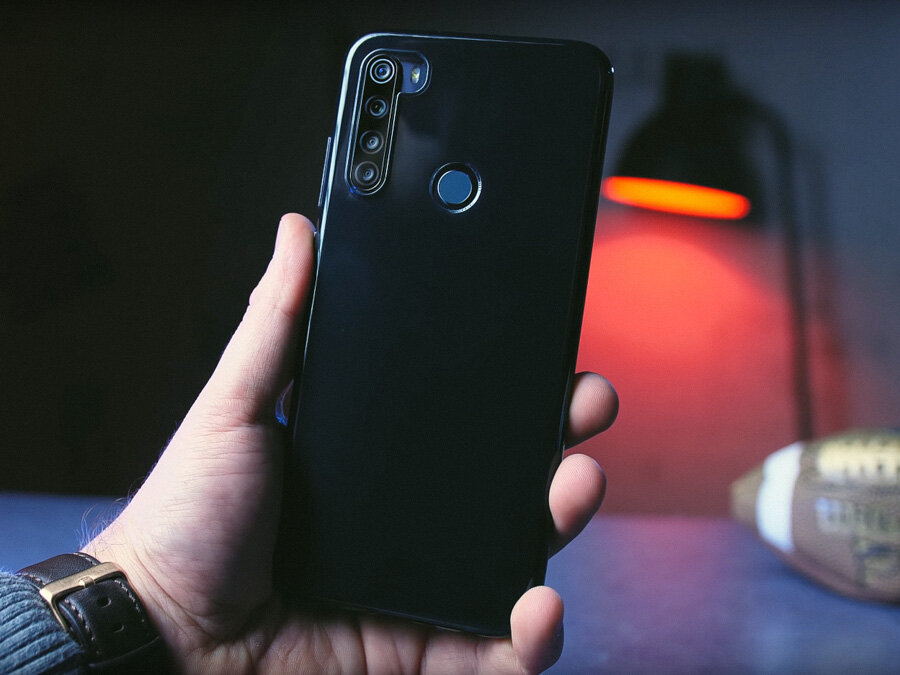 Note 8T выгодно отличается от базовой версии наличием в комплекте быстрого ЗУ на 5В/3A (у обычного Note 8 адаптер 10 Вт). На защитном чехле китайцы также не сэкономили, он довольно качественный – приятно ощущается в руке и полностью перекрывает выступающую камеру.