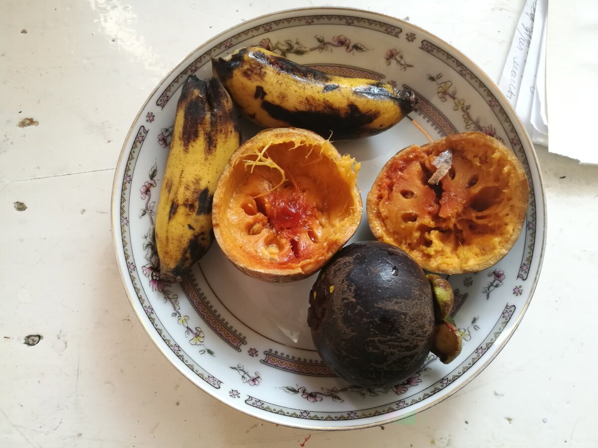 Бананы. И очень вкусные белли-фрукты. Но они мне нечасто попадались. 