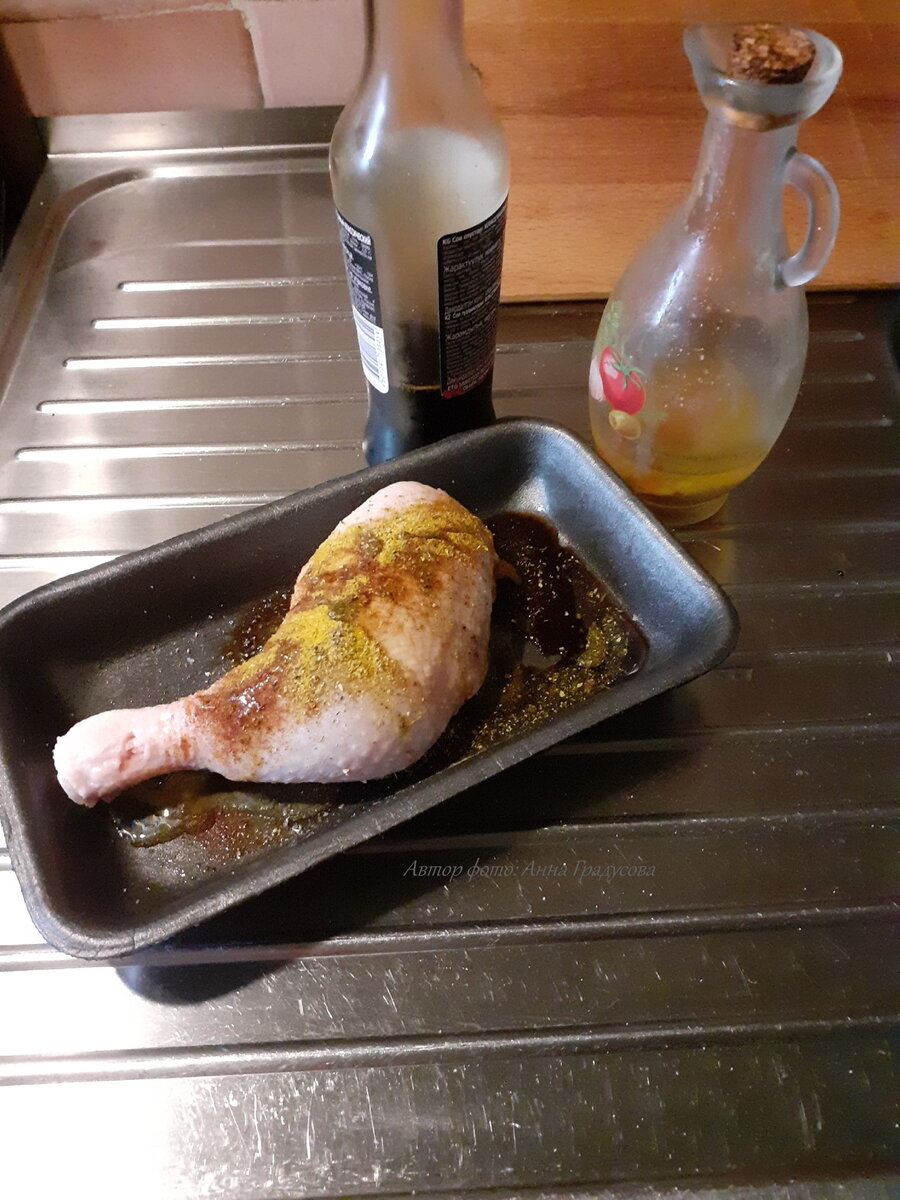 Натрём курицу смесью соли, специй и ароматного масла. Оставим мариноваться на некоторое время (листай галерею).