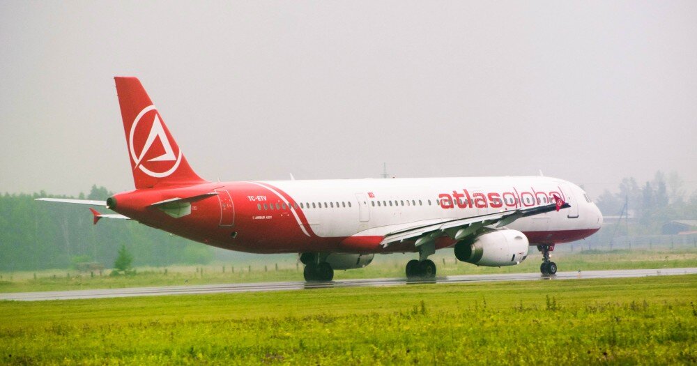 Airbus A321 AtlasGlobal в омском аэропорту