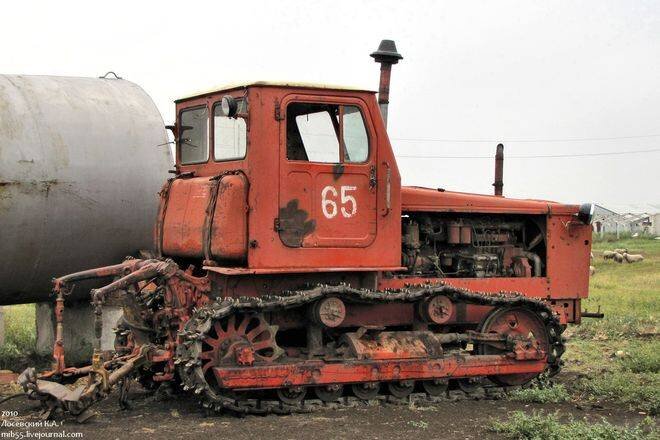  На машинах ранних годов выпуска имела 4 ступени для движения вперёд и столько же – назад. Четырёх передач оказалось недостаточно и позже устаревшую КПП заменили агрегатом с 8 ступенями переднего и 4 – заднего хода, обеспечивающая плавный разгон.