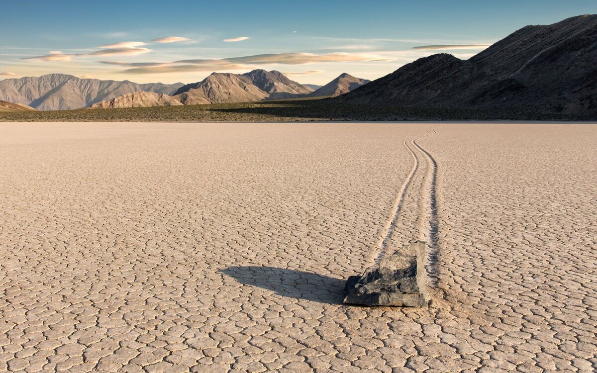 Следы, не шире 30 см и глубиной меньше 2,5 см, которые они оставляют, могут формироваться много лет, хотя никто этого не наблюдал.