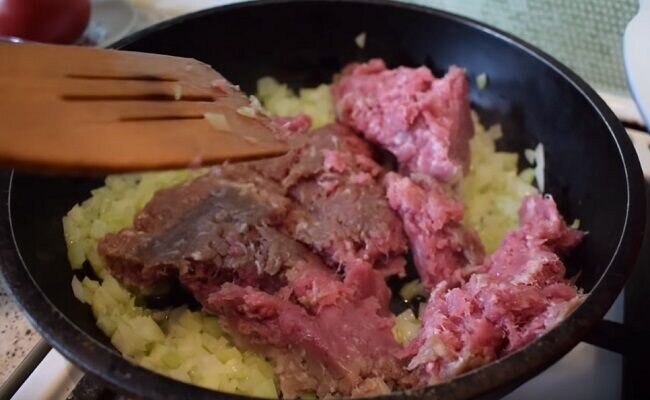Макароны с мясом на сковороде: рецепт - Лайфхакер