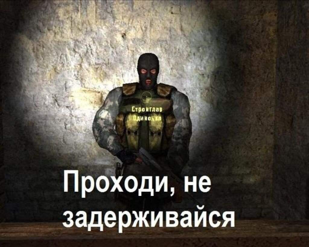 Ты не пройдешь. Мем проходите. Мем охранник в очках открывает дверь. Ты не пройдешь мем. Мемы ты не пройдешь.