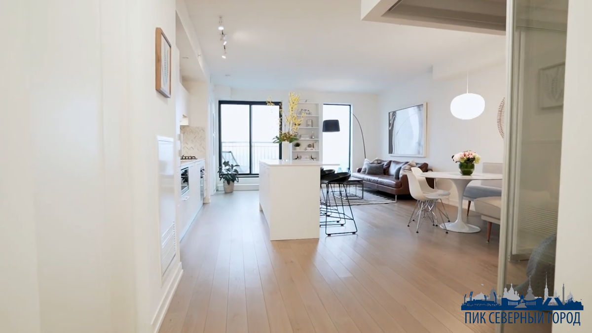 Что такое европейская планировка Европейская планировка включает в небольшое помещение (до 40 кв.м.) спальню, санузел и зону гостиной объединенной с кухней. Конечно владельцев не будет ожидать плита, сиротливо стоящая посреди зала, по соседству с диваном. В проекте дизайна интерьера продумывают грамотное разграничение двух площадок: для приготовления пищи и для отдыха. По сути двушка с приставкой «евро» — это более расширенная версия квартиры-студии, в которой имеется обособленная, дополнительная комната. Конечно планировка, при которой помещения делят на спальню и гостиную с кухней является стандартным вариантом. Что и где разместить, решают только хозяева. Отдельное помещение можно обустроить под детскую или зал, а в совмещенной зоне расположить кровать и опять же кухню. Неопытным оформителям спланировать проект размещения зон помогут профессиональные дизайнеры или же их советы, содержащиеся в специализированной литературе.