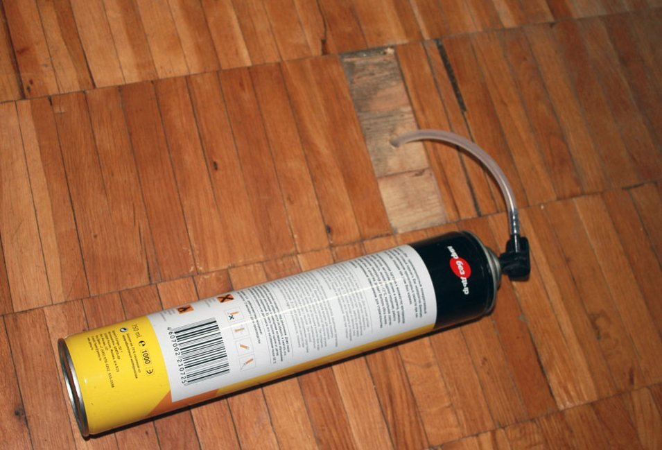 Напыляемая звукоизоляция. Монтажная пена на полу. Монтажная пена технониколь 65 master всесезонная. Запенить потолок. Нанесение монтажной пены.