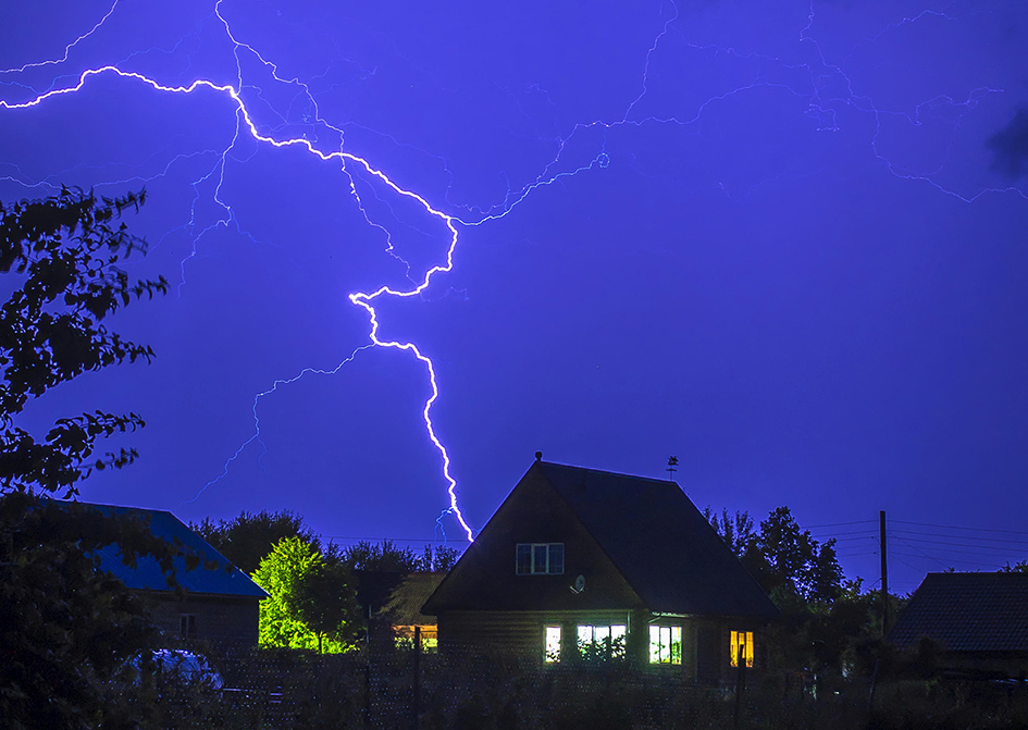 Попадание молнии в дом. Удары молнии в дом. Молния в дом. Гроза шаровая молния. Удары молнии в дом.