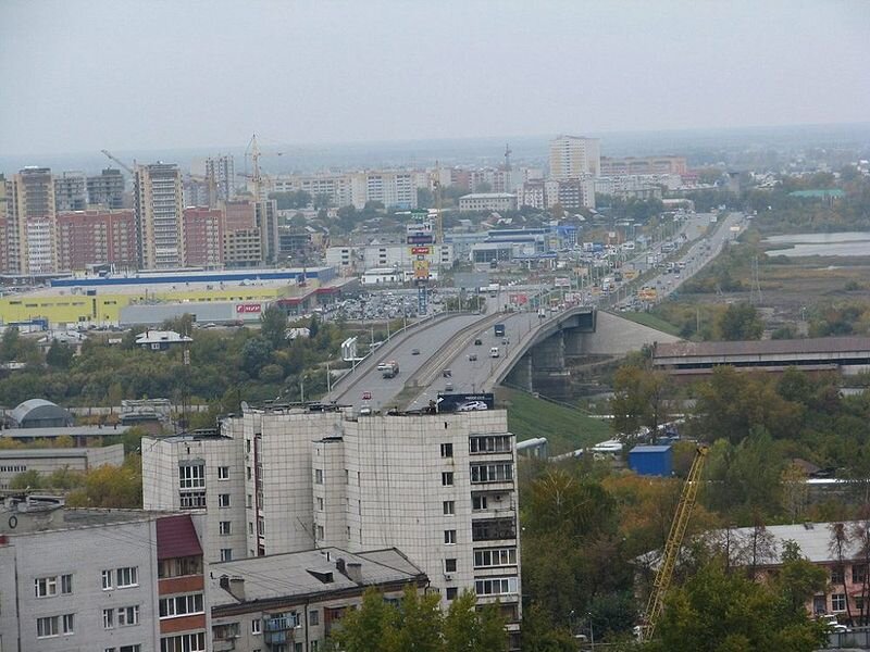Фото моста через реку Туру по улице Профсоюзной связывает город с  Заречным районом.  Перед постройкой моста, вырубили значительную часть Александровского сада. В 1991 году построили первую очередь. Полностью мост открыли в 1999 году. Автор фото Жилин Павел (grifon 82). В свободном доступе на Викискладе.
