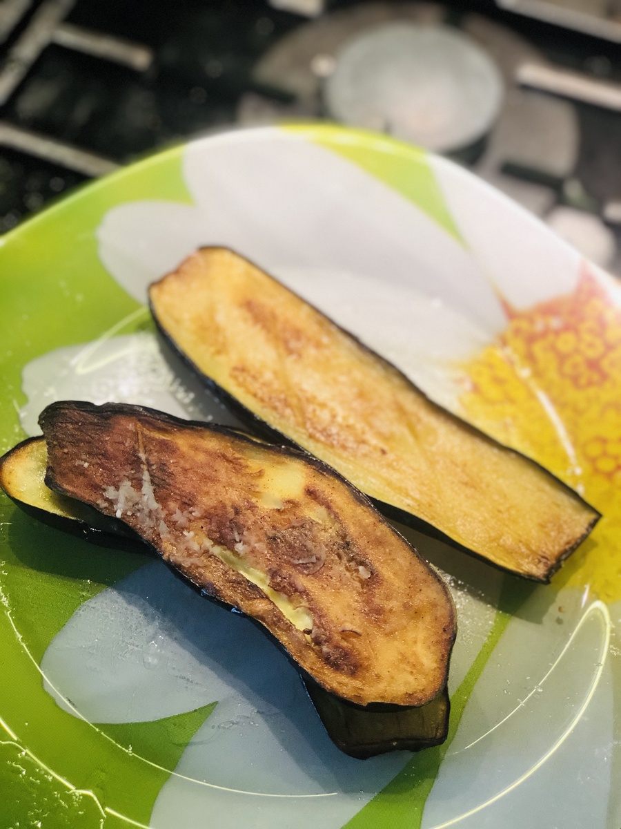 После как выложите со сковороды, каждый кусочек смазать тертым чесноком. Я пользуюсь силиконовой кисточкой