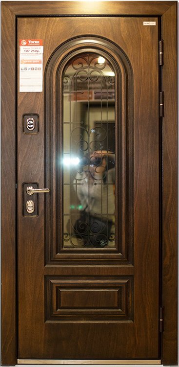 Три петли на входной двери Torex Snegir Cottage