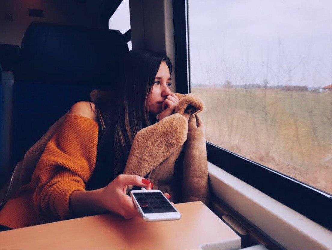 Настенька и классический немецкий поезд. Хотя моя спутница заметила, что пейзаж за окном ничем не отличается от её родной Астрахани. 