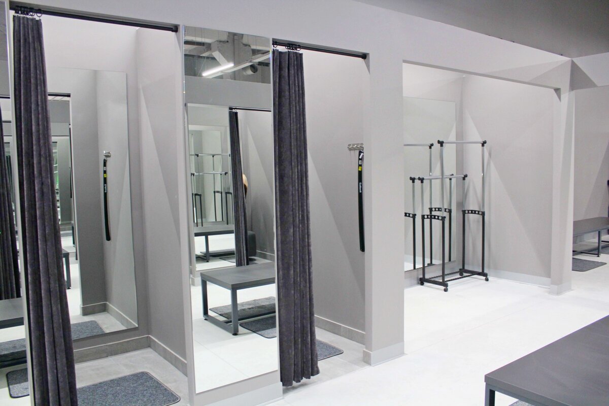 Стильные примерочные. Примерочная кабина для ателье. Кабина примерочная полукруглая. Шторы для примерочной. Виды примерочных.