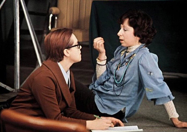 кадр из к/ф "Служебный Роман"