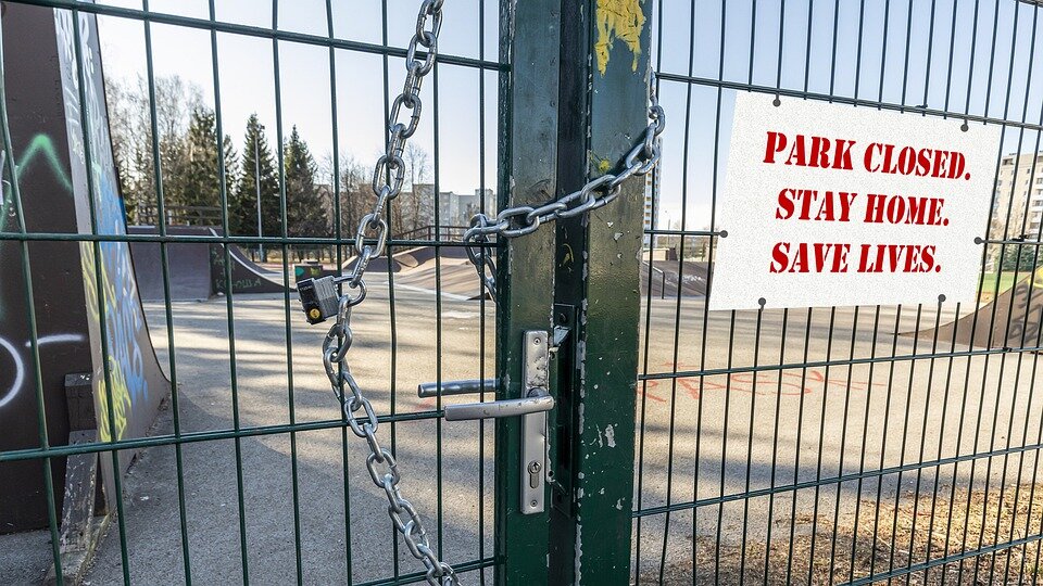 Парк закрыт. Оставайтесь дома. Оставайтесь живы. Вот так выглядит новая реальность. Источник фото pixabay.com, автор Queven