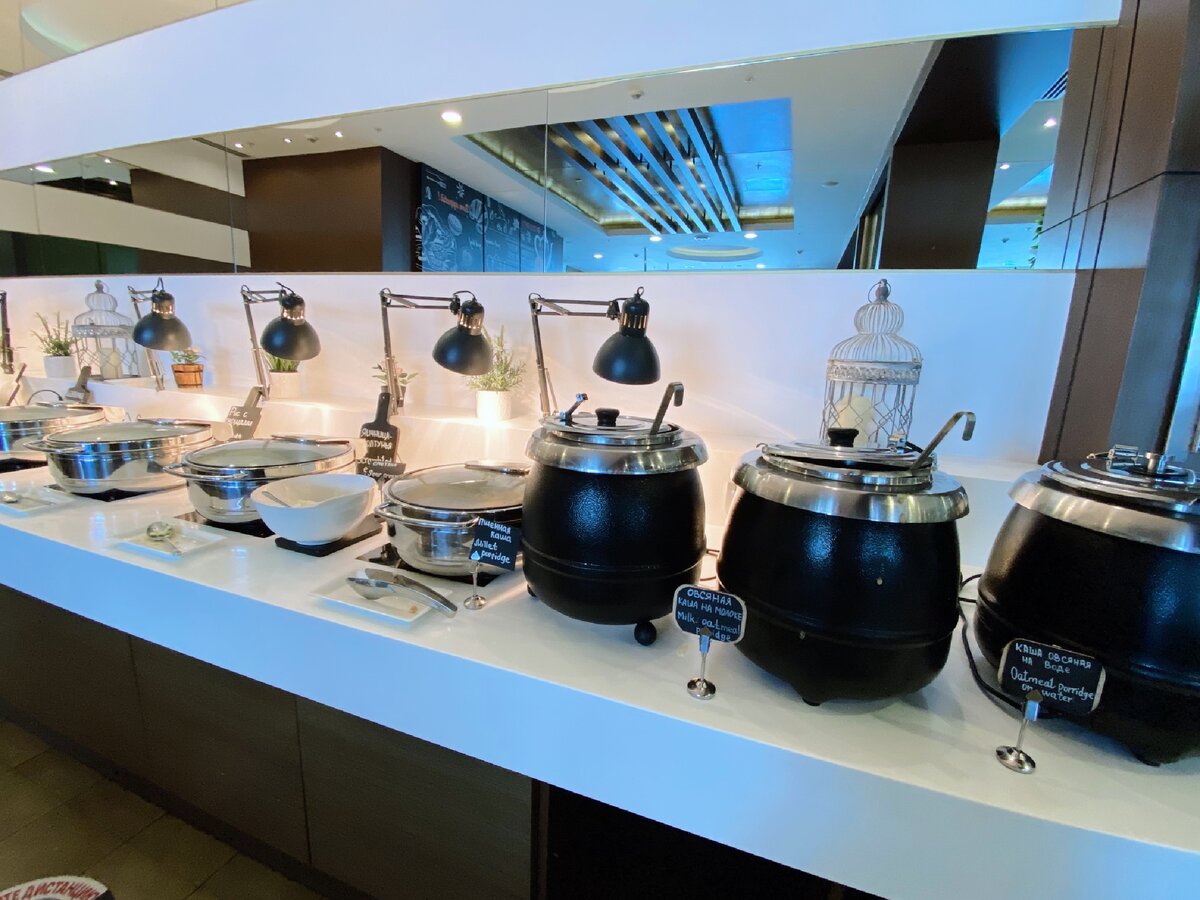 Каши и стенд с горячим