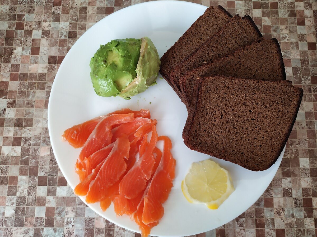 Авокадо должен быть спелым, форель собственного посола (на мой взгляд лучший вариант)