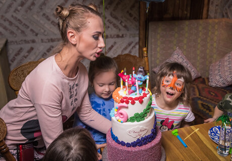    Не всегда есть возможность заказать профессионального аниматора, но праздник - есть праздник. И хочется, чтобы он прошел по-настоящему весело вне зависимости от обстоятельств. Уж кто, как не мы, знаем как повеселить деток! И, к тому же, это можно сделать практически без ничего! Делимся с вами бесценными знаниями и желаем, чтобы ваши праздники всегда проходили безупречно.